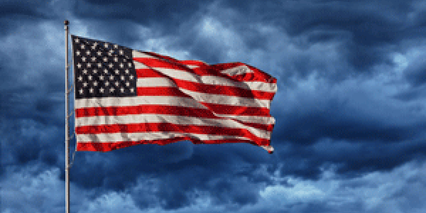 Bild von USA Fahne vor dunklem Himmel