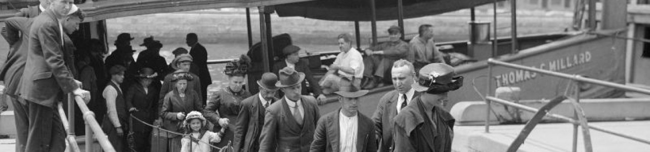 Einwandernde kommen auf Ellis Island an