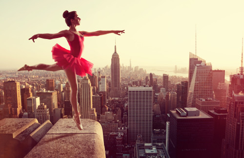 Ballerina über den Dächern von NYC